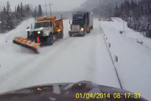 Όταν βλέπεις ένα φορτηγό μπροστά σου, πως να κρατηθείς; (βίντεο)