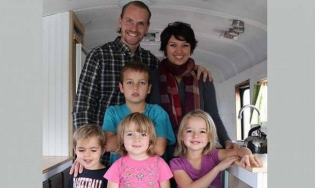 Εξαμελής οικογένεια μετέτρεψε σχολικό σε πανέμορφο σπιτάκι