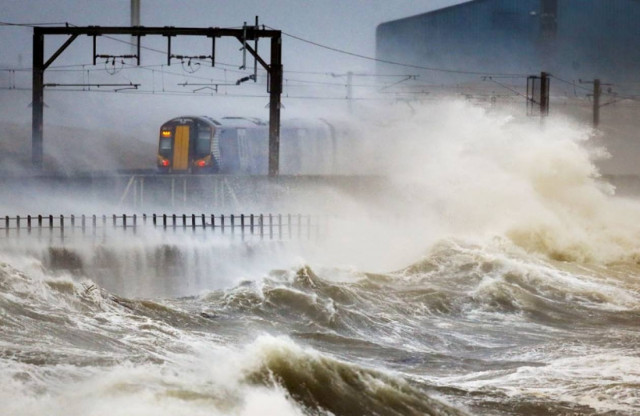 Ρεκόρ βροχόπτωσης στη νότια Βρετανία