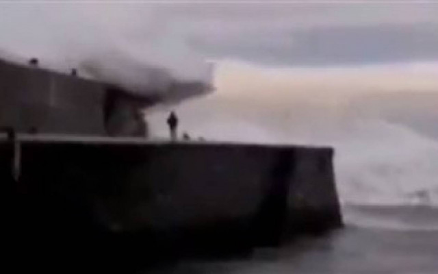 Βίντεο-ΣΟΚ: Γιγάντιο κύμα παρασέρνει άνδρα στο θάνατο