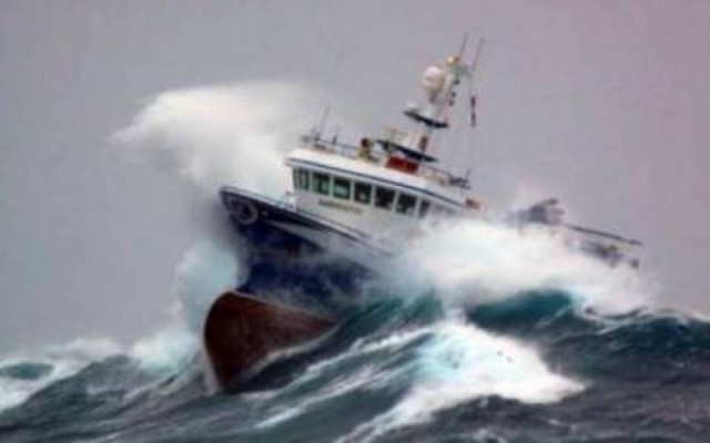 Βίντεο-ΣΟΚ: Επιβάτες πλοίου πηδούν στη θάλασσα για να σωθούν