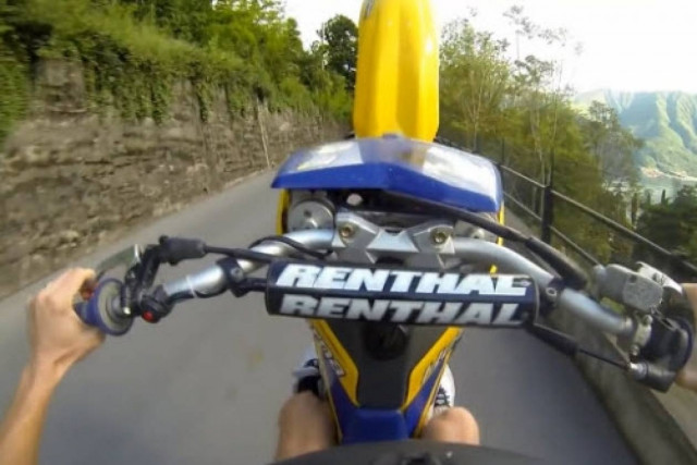 Πως πέφτεις από μια μηχανή... από τη θέση του οδηγού (βίντεο)