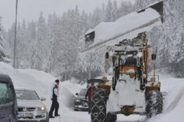 Αποκλείστηκαν από τα χιόνια σε αυτοκινητόδρομο της Σερβίας