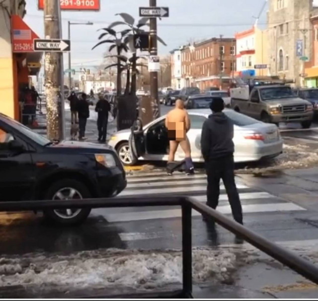 ΣΟΚ: Μετά το τρακάρισμα άρχισε να... αυνανίζεται στη μέση του δρόμου