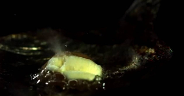 Δείτε ένα ποπ κορν να "σκάει" σε αργή κίνηση (βίντεο)