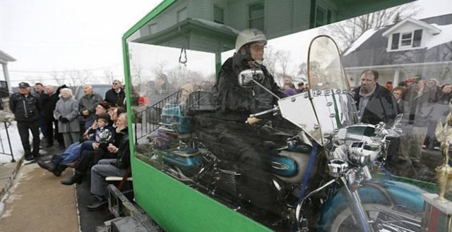 Τον έθαψαν πάνω στη...Harley!