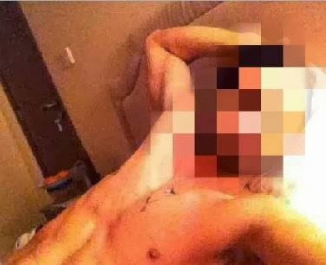 Ευχήθηκε «καλό μήνα» στα social media ημίγυμνος (photo)