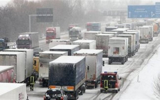 Διασώθηκαν εγκλωβισμένοι στα χιόνια σε αυτοκινητόδρομο στο Βελιγράδι
