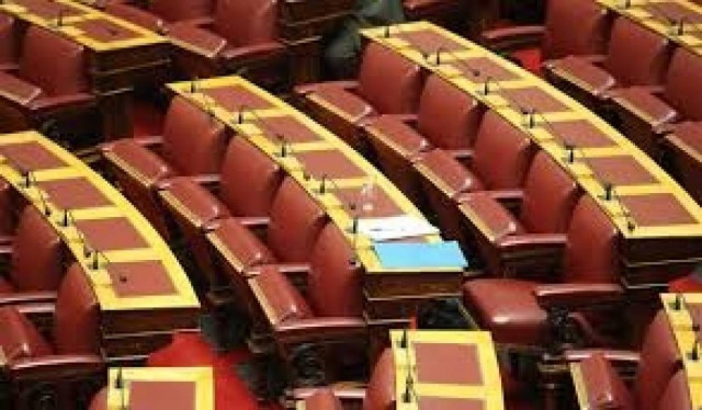Mε άδεια έδρανα...πάλι η Βουλή!
