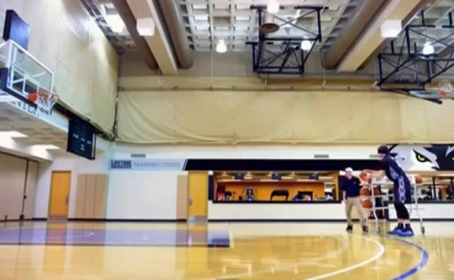 Τα… βάζει και με κλειστά μάτια ο Λοβ (video)