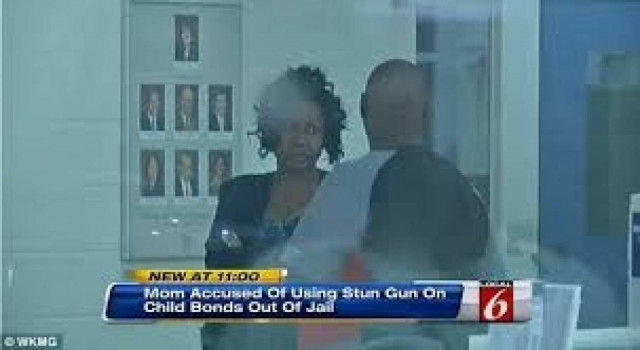 Χρησιμοποιούσε όπλο αναισθητοποίησης για να τιμωρεί παιδιά! (vid)