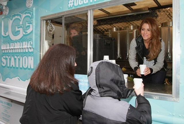 Η Μαρία Μενούνος σερβιτόρα