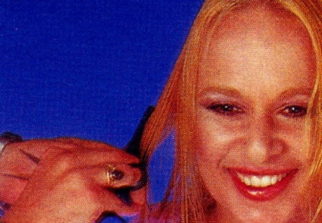 Όταν η Αλίκη αποφάσισε να κόψει τα μακριά ξανθά μαλλιά της!