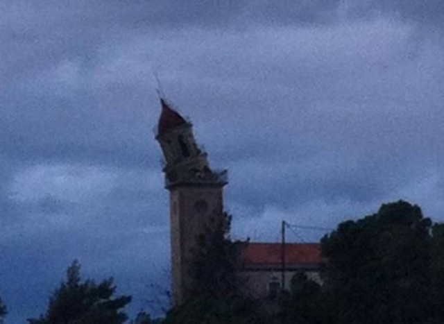 Aπίστευτη φωτογραφία από Κεφαλονιά: Καμπαναριό αιωρείται στο κενό