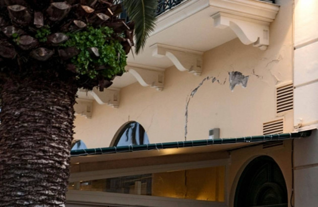 Έπεσαν και οι καμινάδες στην Κεφαλονιά (Βίντεο)