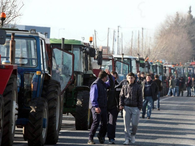 Δεκάδες μπλόκα στους δρόμους στήνουν οι αγρότες