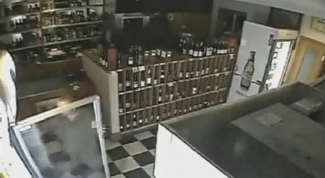 Τρομακτικό βίντεο: «Φάντασμα» τα... σπάει σε «στοιχειωμένο ξενοδοχείο»