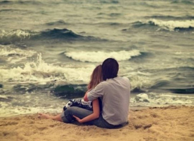 Μην ρωτάς τις φίλες σου! Το body language του αποκαλύπτει αν σε θέλει