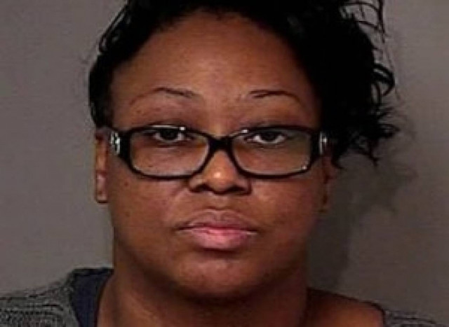 ΣΟΚ: Τιμωρούσε τρία μικρά παιδιά με... πιστόλι ηλεκτροσόκ!