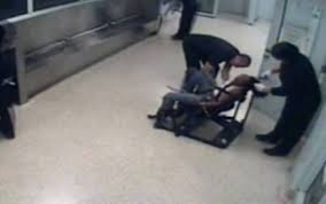 Βίντεο: Αστυνομικοί δένουν 23χρονη και... την κουρεύουν με τη βία!