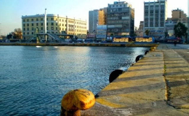 Αυτοκίνητο έπεσε στο λιμάνι του Πειραιά - Σώος ο οδηγός