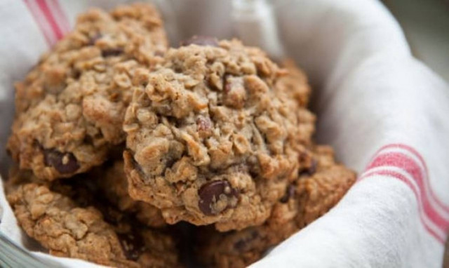 Συνταγή για νόστιμα μπισκότα με βρώμη και κομμάτια σοκολάτας