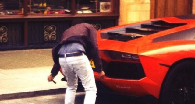 Φώτο που σαρώνει στο Facebook:Πήγε να ανάψει το πούρο στην... εξάτμιση