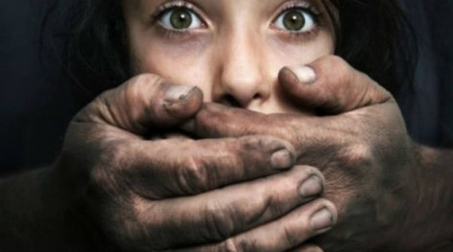 Πατέρας και γιοι βίαζαν επί 30 χρόνια γυναίκες