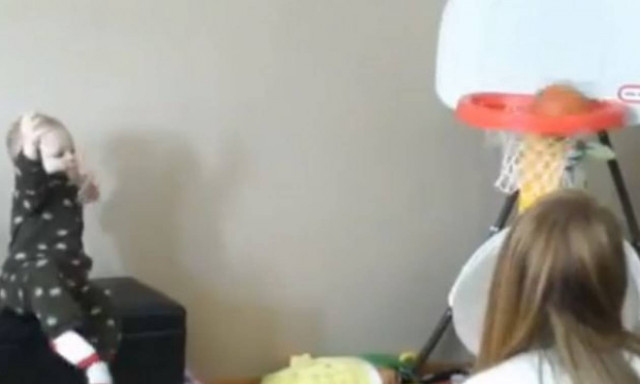 Απίστευτο! Είναι μόλις 15 μηνών και δεν χάνει καλάθι!