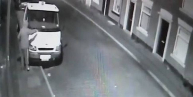 Βίντεο: Ο... χειρότερος εμπρηστής αυτοκινήτων! Δείτε πώς την πάτησε!