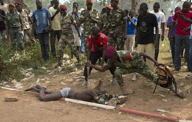 Βίντεο-ΣΟΚ: Στρατιώτης σκοτώνει εν ψυχρώ άνδρα