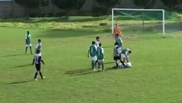 Έδωσε μπουνιά και… κλωτσιά στον αντίπαλο του! (video)