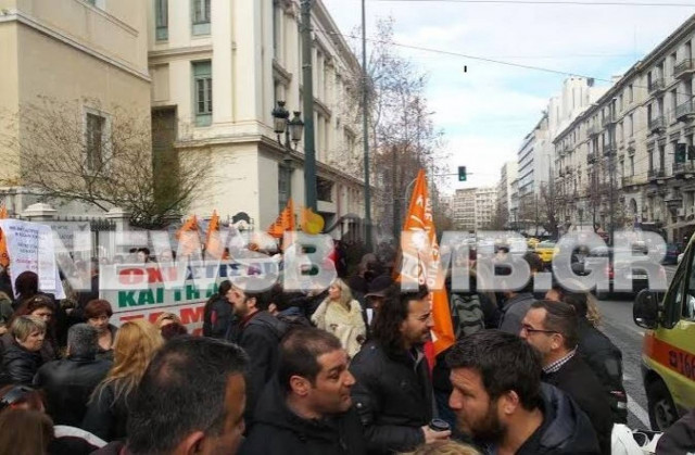 Παραμένουν οι διαδηλωτές έξω από το ΣτΕ