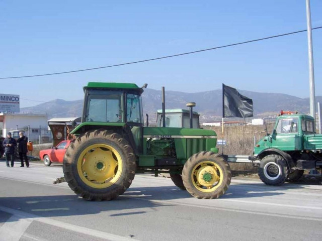 Αγρότες έκλεισαν προσωρινά την Πατρών – Πύργου