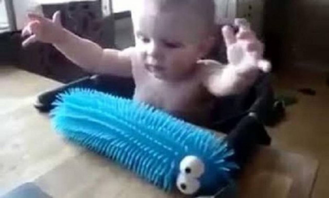 Η απίστευτη αντίδραση μωρού όταν έπιασε το παιχνίδι του! (vid)
