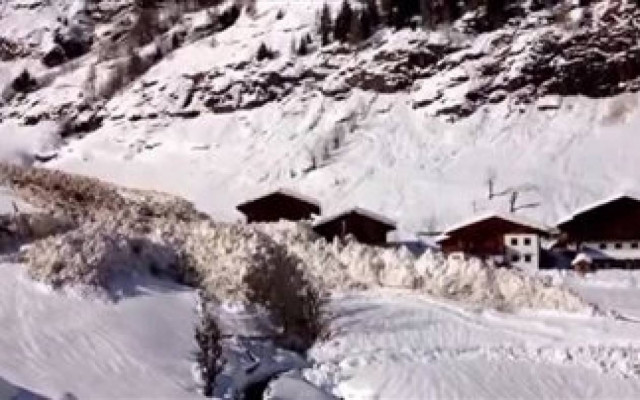 Bίντεο που κόβει την ανάσα: Χιονοστιβάδα σαρώνει τα πάντα και...