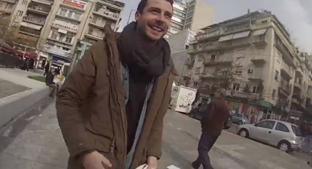 Ξένοι φοιτητές μαζεύουν ρούχα και τρόφιμα για τους άστεγους της Αθήνας