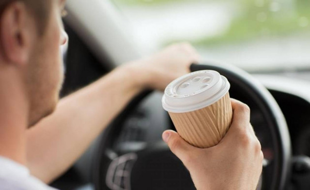 Έρευνα: Πώς ένας απλός καφές μειώνει τον κίνδυνο τροχαίου