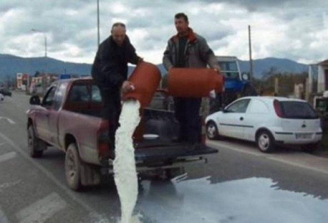 Αγανάκτησαν οι κτηνοτρόφοι: Έχυσαν τον κόπο τους στον δρόμο!