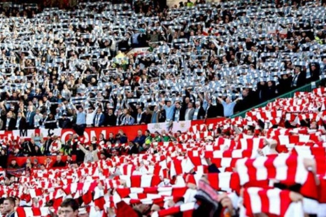 Μεθυσμένος οπαδός της Σίτι γδύνεται στο κατάστημα! (video)