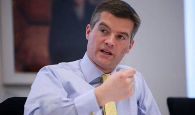 Παραιτήθηκε ο Υπουργός Μετανάστευσης λόγω... παράνομης καθαρίστριας!