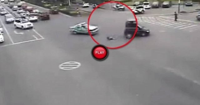 Παιδί πέφτει έξω από το αυτοκίνητο (vid)