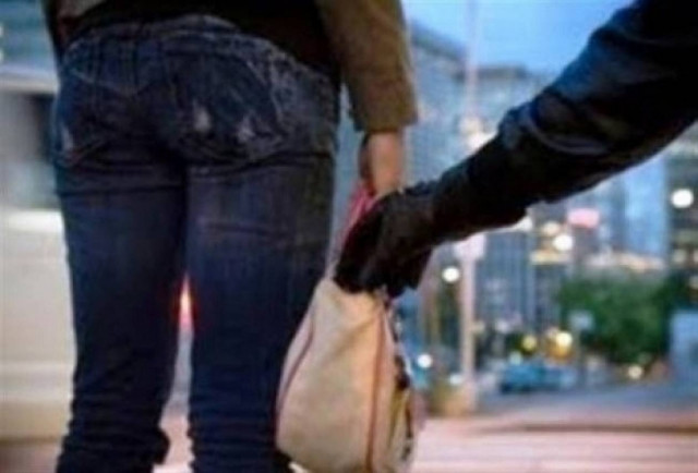 Τσαντάκηδες «χτύπησαν» έξω από σχολείο