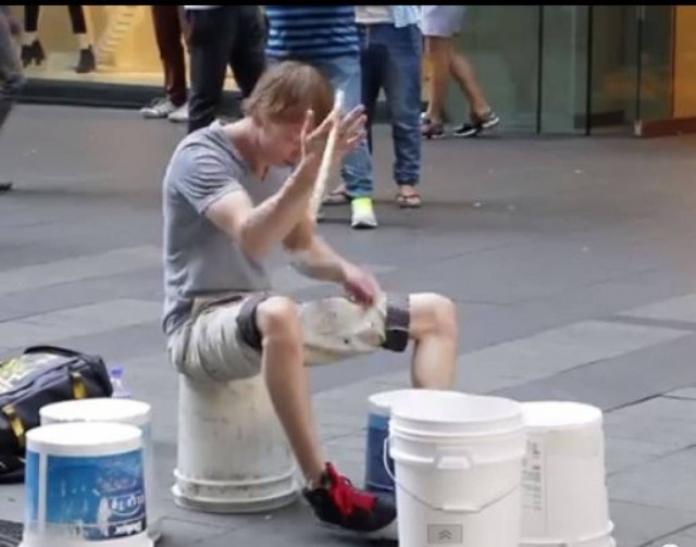 Απίστευτος ντράμερ, παίζει ντραμς με... κουβάδες! (vid)