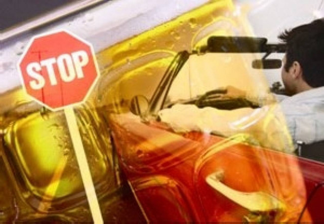 Συνεχίζουν να πίνουν και να οδηγούν οι Έλληνες