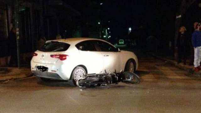 Λάρισα: Όχημα παρέσυρε και τραυμάτισε μοτοσικλετιστή στη Φιλιππούπολη