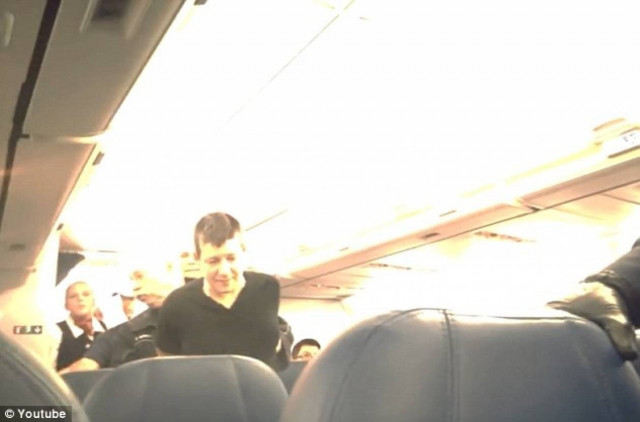 Την έβγαλαν με χειροπέδες από αεροπλάνο επειδή την «έπεσε» σε επιβάτη!