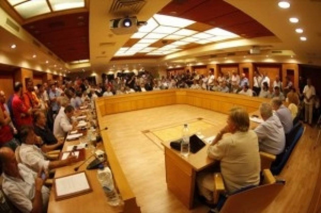 Την άμεση απελευθέρωση του δημάρχου Ωρωπού ζητά η ΚΕΔΕ