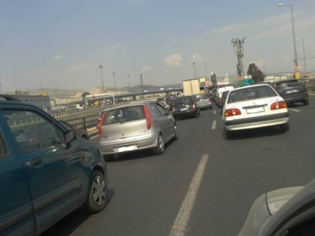 Μποτιλιάρισμα στην άνοδο του Κηφισού – Ακινητοποιήθηκε φορτηγό