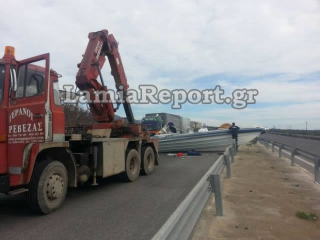 Στυλίδα: Βάρκα βγήκε στη... στεριά (pics)